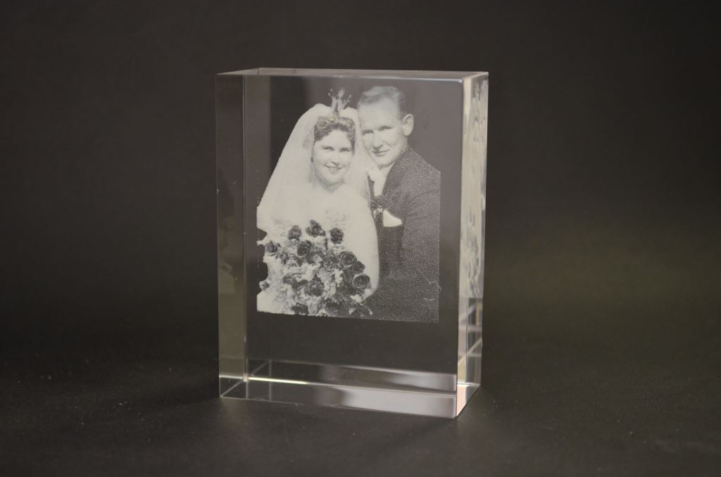 Bröllopsfoto graverat i kristallblock