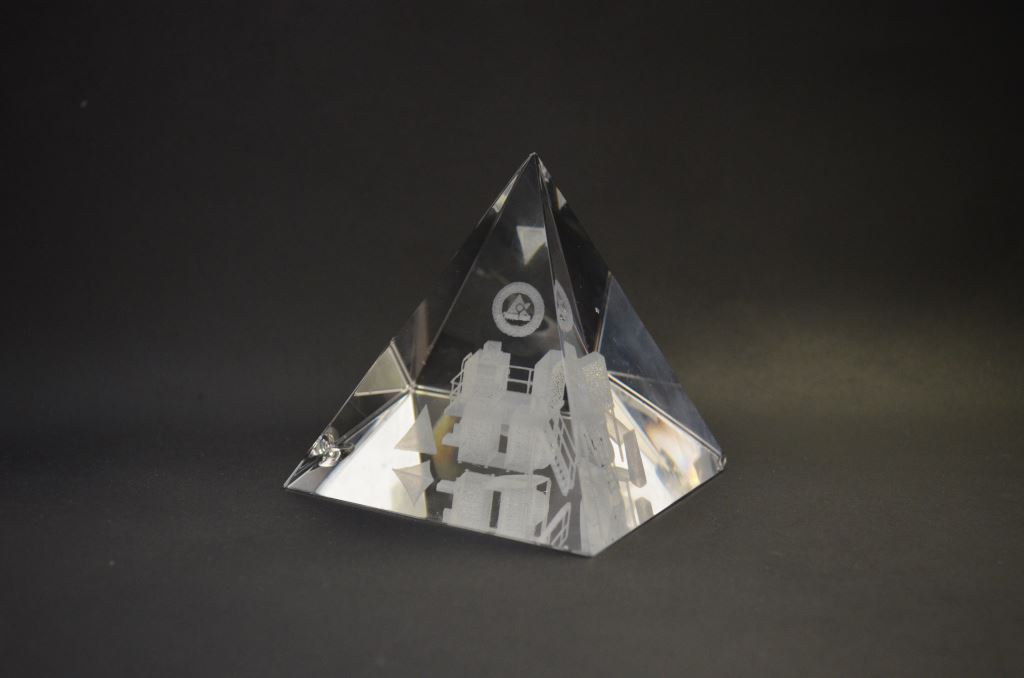 Triangulärt glas med 3D-gravyr